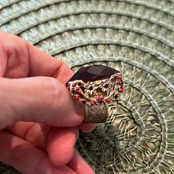 Curations beautiful large red stone ring w/flower details on an ornate band EUC - Picture 4 of 14